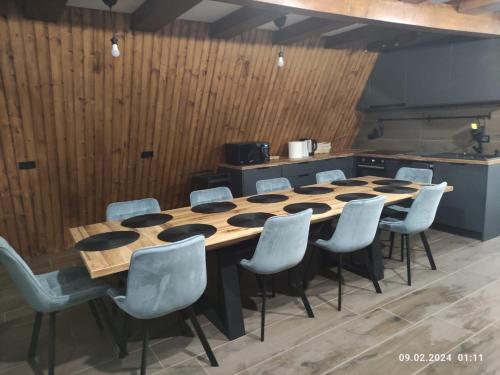 Satu Nou de JosCabana NucA-Frame的一间会议室,配有木桌和椅子
