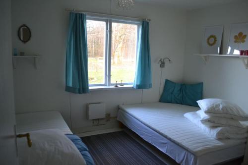 OrkelljungaSunstugan 110 min from Copenhagen的一间卧室设有两张床和窗户。