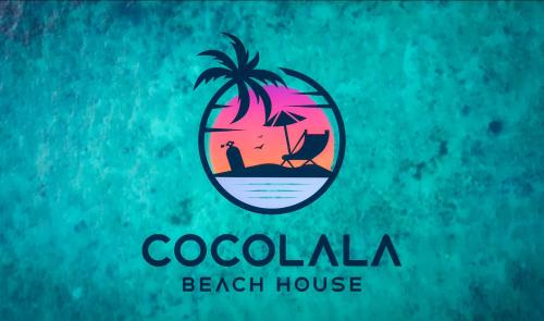 南威Cocolala Beach House的棕榈树海滩别墅的标志
