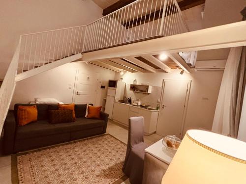 比尔古Casa Cara的客厅配有高架床和沙发