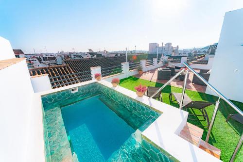 科尔多瓦Casa San Mateo的建筑物屋顶上的游泳池