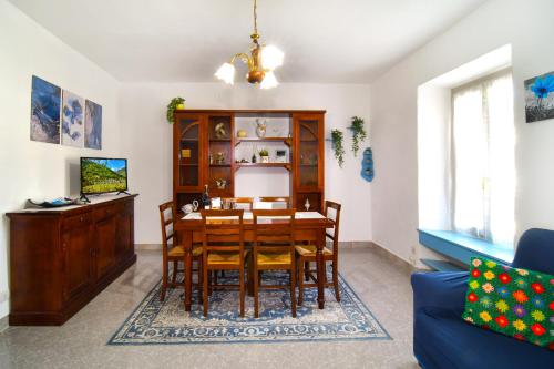 马莱斯科Nel blu dipinto di blu的一间带桌子和蓝色沙发的用餐室