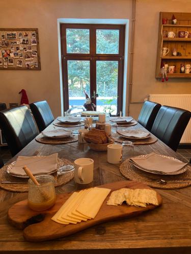 库万La Libellule的一张木桌,上面有盘子和餐具