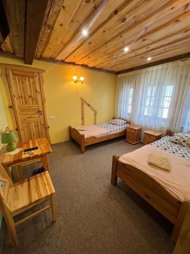 VecstāmerienaAtpūtas komplekss Sonāte的一间卧室设有两张床和木制天花板
