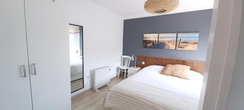 帕尔斯Apartamento en casa de campo cerca de la playa的卧室配有白色的床和蓝色的墙壁