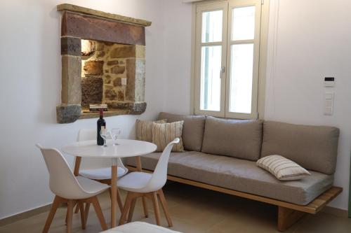 希俄斯Castrusso Castle apartments的客厅配有沙发和桌子