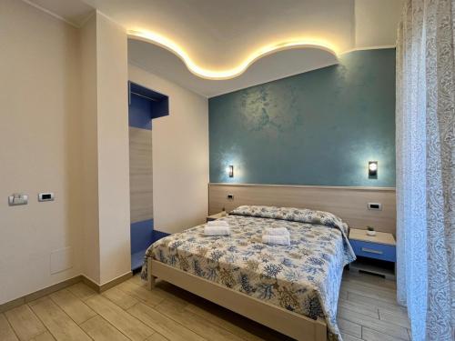 圣多米尼卡B&B Galatea的一间卧室设有一张床和蓝色的墙壁