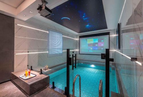 海米斯穆谢特Boudl Khamis Mushait的浴室设有投影屏幕的游泳池