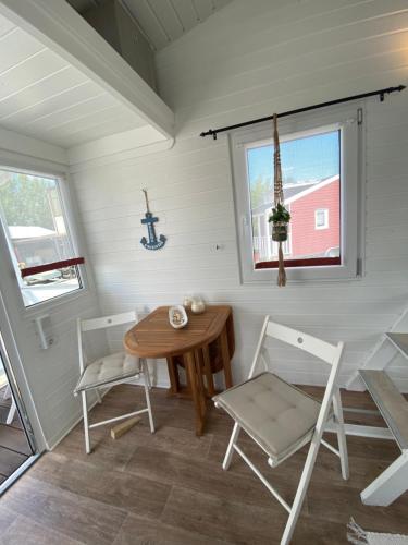 黑灵斯多夫Tiny House am Meer的小型用餐室配有桌椅