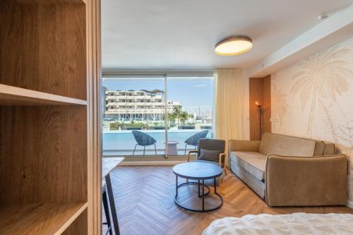 埃拉特Sea View Coral - City Center Amazing Pool的客厅配有沙发和桌子