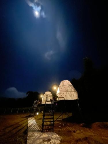 耶拉吉里Croft Yelagiri - glamping stay的两个圆顶,在野外和月亮一起
