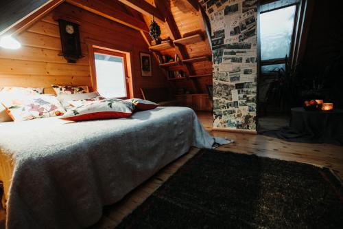 IkšķileHortus Paradisum的小木屋内一间卧室,配有一张床