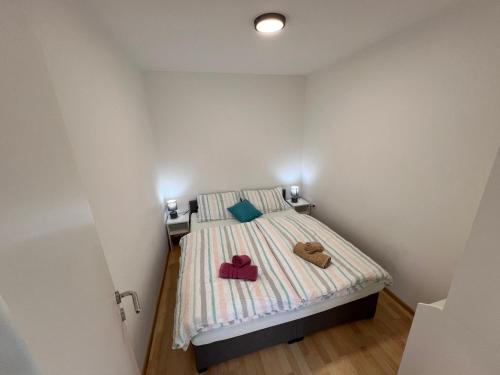 卡特兹奥布萨维Vila VALENTINA的小卧室配有一张带两颗心的床