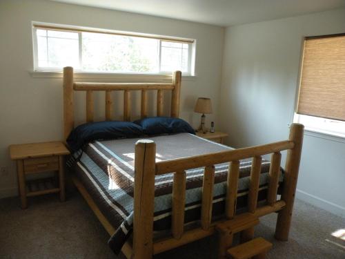 拉派恩松树舒适度假屋的一间卧室设有一张木床和一个窗户。