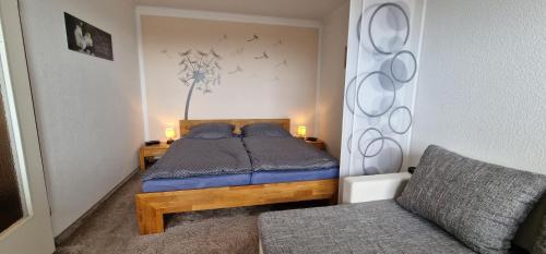 阿尔特瑙Harzperle的一间带床和沙发的小卧室
