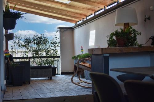 科莱尼奥The Piedmont Gate的客房设有带桌椅的阳台。
