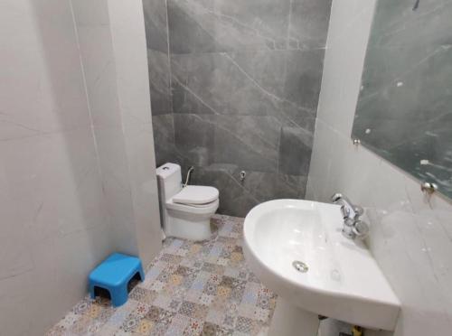 阿姆利则HOTEL HIVIN AND PEANCE - TOP RATED AND SERCH PROPERTY AMRITSAR的浴室配有白色卫生间和盥洗盆。
