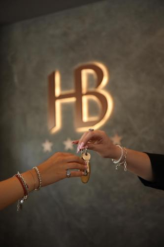 马诺卡尔扎蒂都耶托丽贝尔席多酒店的两个女人拿着一个标有字母b的物体