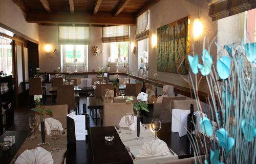 拉罗谢特Auberge Bleech的餐厅内带桌椅的用餐室