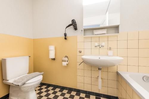 克罗伊茨林根Cooldis G的一间带卫生间和水槽的浴室
