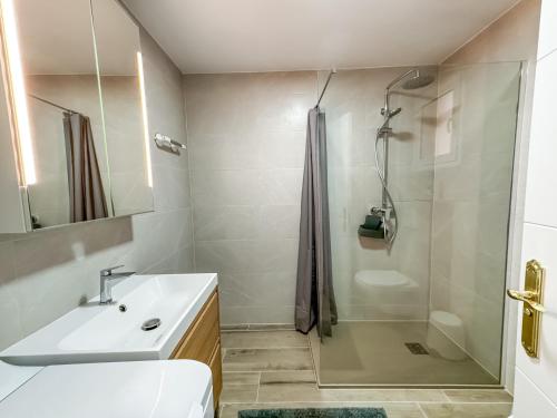 科斯塔卡玛SMART-Beachview的带淋浴和白色盥洗盆的浴室