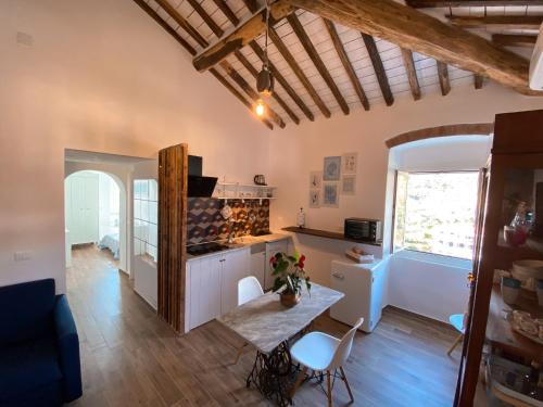 莱里奇Casa Angè - Lerici, Golfo dei Poeti的一间厨房,里面配有桌椅