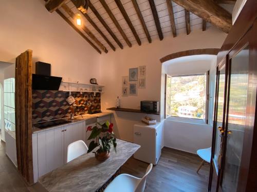 莱里奇Casa Angè - Lerici, Golfo dei Poeti的厨房配有桌椅和窗户。