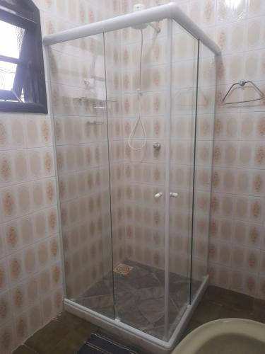 阿拉鲁阿马Cantinho da Lagoa的浴室里设有玻璃门淋浴