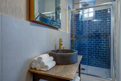 森格莱阿Charming Maltese Townhouse in Senglea的浴室配有盥洗盆和带毛巾的台面。
