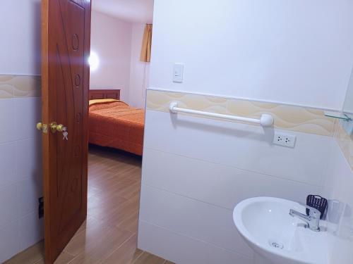 瓦拉斯LOS NEVADOS II的一间带水槽和床的浴室