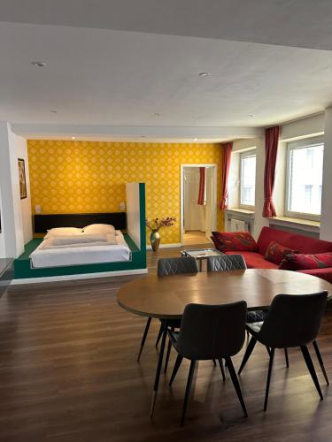 多特蒙德童多瑟公寓的客厅配有床和桌椅