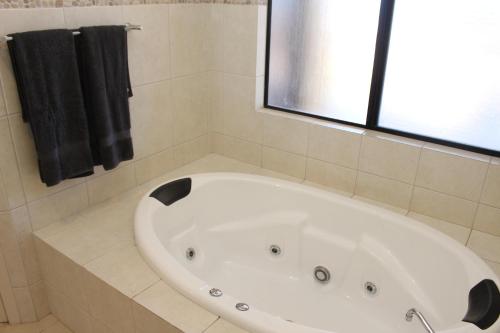 Port Hughes灯塔 - 海滨度假屋的带窗户的浴室内的白色浴缸