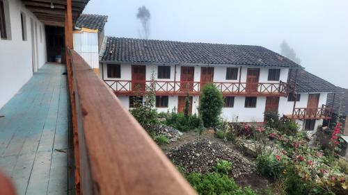 HuanipacaHospedaje Wayna Pakaq的阳台享有房屋的景致。