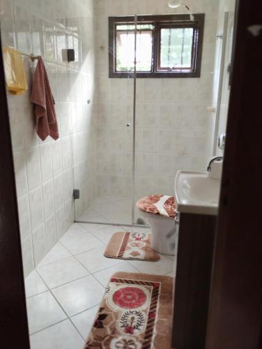 南圣克鲁斯Hostel de Gaia的带淋浴、卫生间和盥洗盆的浴室