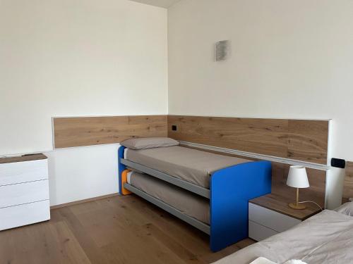 维罗纳Interno 12 Sweet Home的一间小卧室,配有一张床和一张书桌