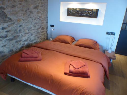 JouquevielLouradou-sur-Ciel的一间卧室配有一张床,上面有两条毛巾