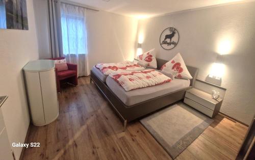 上迈塞尔施泰因Ferienwohnung Alpenherz的一间小卧室,配有一张床和一把椅子