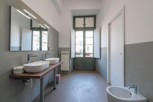 都灵Torino Station Relais的浴室设有2个水槽和2面镜子