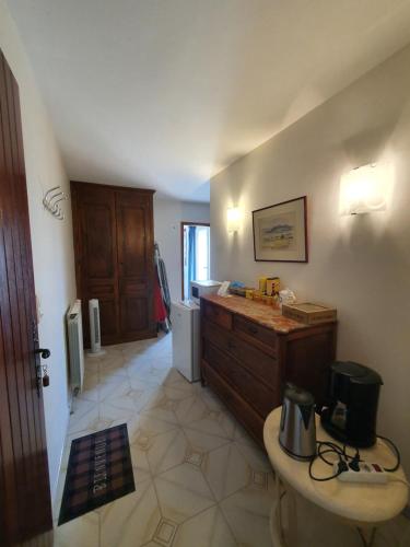 拉卡迪埃达聚La Galline的一间带卫生间和水槽的浴室