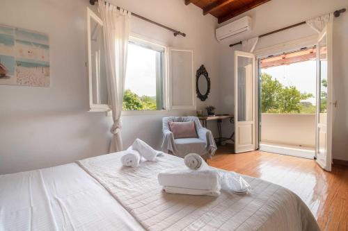 阿查拉维Villa Diana的卧室配有带毛巾的大型白色床