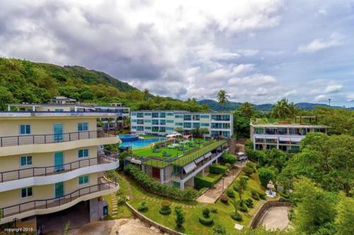 Ka RornSeaview Apartments - Karon Beach的享有带游泳池的度假村的空中景致