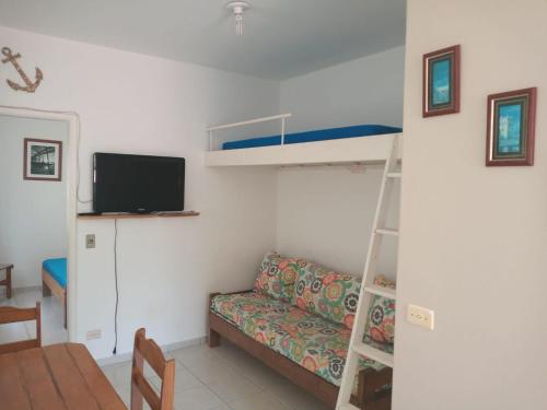 伊塔尼亚恩Pousada/Flat Praia Do Sonho的带沙发和双层床的客厅