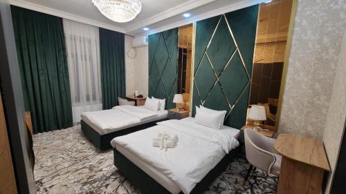 纳沃伊Royal Hotel的酒店客房设有两张床和一张桌子。