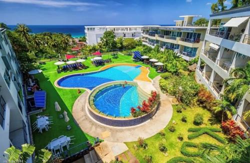 Ka RornSeaview Apartments - Karon Beach的享有度假村游泳池的空中景致