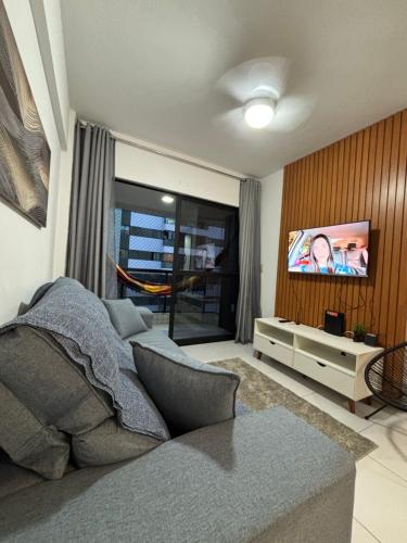 马塞约Infinity APT 503的客厅配有床和平面电视