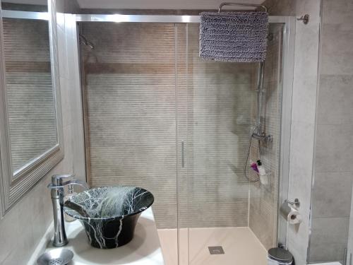 科尔多瓦朱德利亚阳台公寓的一间带水槽和水桶淋浴的浴室