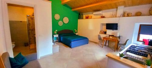 Alessandria del CarrettoSant'Elia B&B的客厅设有绿色的墙壁