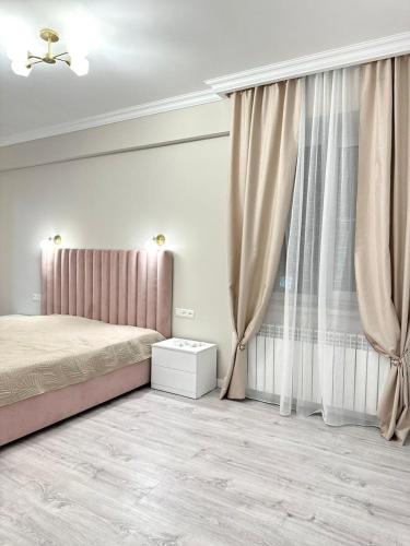 久姆里Guest House Gayane的一间卧室配有床和带窗帘的窗户