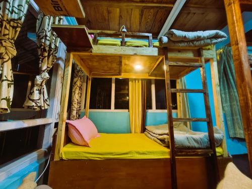 达兰萨拉Vibe Hostel的小屋内带两张双层床的客房