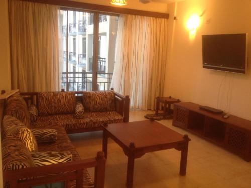 班布里班布里海滩公寓的客厅配有两张沙发和一台电视